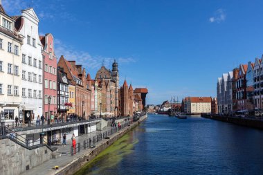 Gdansk, Polonya - 6 Eylül 2020: Gdansk, Eski Şehir - Polonya 'nın Motlawa Nehri kıyısındaki tarihi binalar