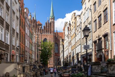 Gdansk, Polonya - 6 Eylül 2020: Mariacka Caddesi, eski Hanseatic kenti Gdansk, Polonya 'da kehribar ve mücevherlerin ana alışveriş caddesi..