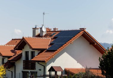 Evin çatısındaki güneş panelleri. 