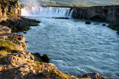 İzlanda 'nın en güzel şelalelerinden biri olan Godafoss manzarası.