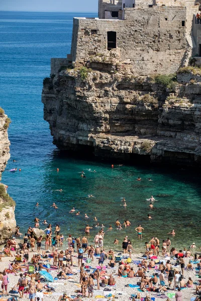 ポリニャーノ イタリア 2019年9月17日 人々はリラックスして美しいビーチで泳ぐポリニャーノ マーレ アドリア海 プーリア州 バーリ州 イタリア — ストック写真