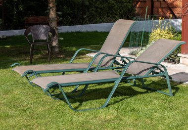 Terasın önündeki bahçede iki tane dinlenme yeri. 