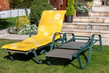 Terasın önündeki bahçede iki tane dinlenme yeri. 