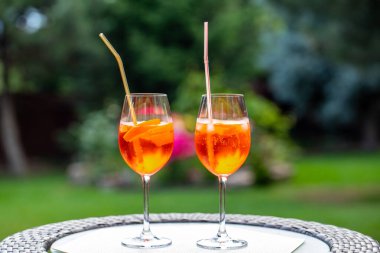 Portakallı Aperol Spritz sıcak bir gün için mükemmel bir aperatiftir.