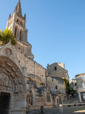 St. Emilion, Fransa - 11 Eylül 2018: Saint Emilion 'daki Monolitik Kilise ve Çan Kulesi. Fransa. St. Emilion mükemmel kırmızı şaraplarıyla ünlü bir Fransız köyüdür..