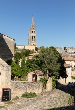 St. Emilion, Fransa - 8 Eylül 2018: St. Emilion, Fransa 'nın panoramik manzarası. St Emilion, Bordeaux 'nun başlıca kırmızı şarap bölgelerinden biridir ve çok popüler bir turizm merkezidir..