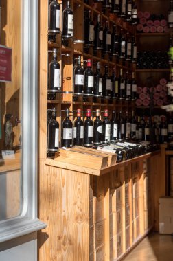 Saint Emilion, Fransa - 8 Eylül 2018: Saint Emilion, Fransa 'da bir şarap dükkanının içi. St Emilion, Bordeaux 'nun başlıca kırmızı şarap bölgelerinden biridir ve çok popüler bir turizm merkezidir..