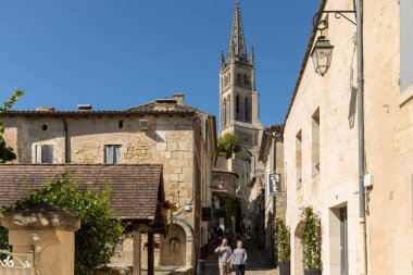 Saint Emilion, Fransa - 8 Eylül 2018 Rue de la Cadene Cadene caddesi Cadene Limanı 'ndan şehrin merkezine kadar uzanır. St Emilion, Bordeaux 'nun başlıca kırmızı şarap bölgelerinden biridir ve çok popüler bir turizm merkezidir..
