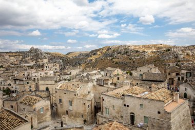 Sassi di Matera 'nın manzarası. Matera şehrinin tarihi bir bölgesidir. Eski mağara evleri ile ünlüdür. Basilicata. İtalya