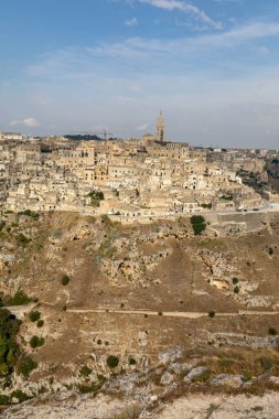 Sassi di Matera 'nın panoramik manzarası Matera şehrinin tarihi bir bölgesidir. Belvedere di Murgia Timone, Basilicata, İtalya' daki antik mağara evleri ile ünlüdür. 