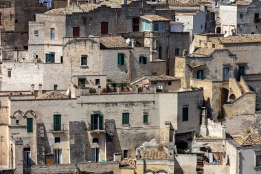Sassi di Matera 'nın manzarası. Matera şehrinin tarihi bir bölgesidir. Eski mağara evleri ile ünlüdür. Basilicata. İtalya