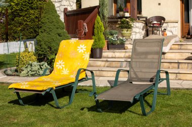 Terasın önündeki bahçede iki tane dinlenme yeri. 