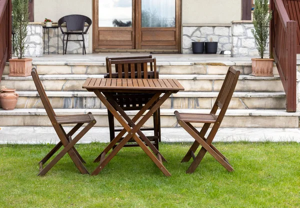 Holztisch Und Stühle Auf Dem Gartenrasen — Stockfoto