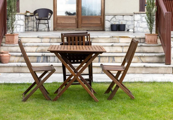 Houten Tafel Stoelen Het Gazon Stockfoto