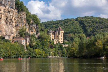 La Roque-Gageac, Dordogne, Fransa - 7 Eylül 2018: La Roque-Gageac yakınlarındaki Dordogne Nehri, Fransa
