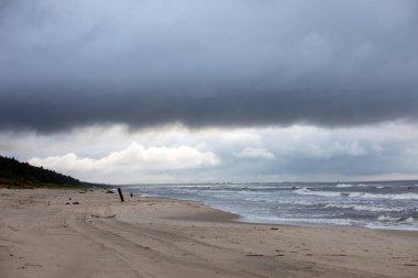 Bulutlu ve rüzgarlı bir günde Baltık Denizi