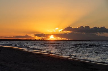 Jantar sahilinden güzel bir gün batımı manzarası. Pomerya, Polonya