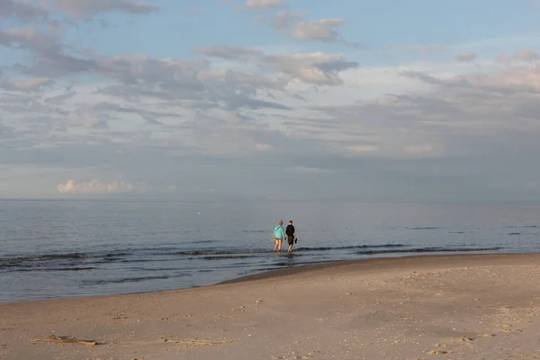 ポーランドのステグナ 2020年9月4日 ポメラニアのステグナビーチで恋に落ちるカップルのロマンチックな散歩 ポーランド — ストック写真