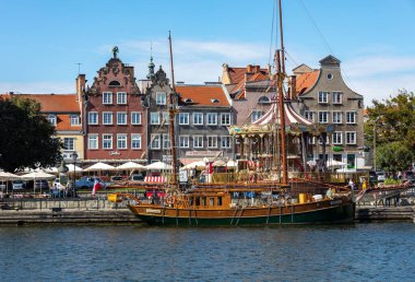 Gdansk, Polonya - 9 Eylül 2020: Eski Gdask 'ın Motawa nehir kıyısındaki Balık Pazarı / Targ Rybny /.