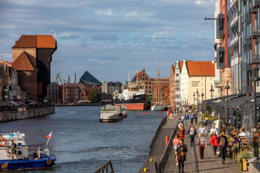 Gdansk, Polonya - 9 Eylül 2020: Gdansk, Eski Şehir - Polonya 'nın Motlawa Nehri kıyısındaki tarihi binalar