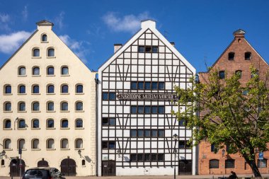 Gdansk, Polonya - 9 Eylül 2020: Oowianka adasındaki ortaçağ ambarlarının restore edildiği Ulusal Denizcilik Müzesi.