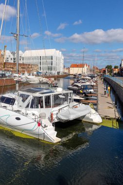 Gdansk, Polonya - 9 Eylül 2020: Gdansk marinasında sürat tekneleri ve yelkenliler. Polonya 