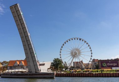 Gdansk, Polonya - 9 Eylül 2020: Motawa Nehri üzerindeki Asma Köprü ve Gdansk 'taki Olowianka Adası' ndaki dönme dolap,