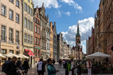 Gdansk, Polonya - 6 Eylül 2020: Gdansk 'taki Long Lane' de gezinen belediye binası ve turistler ve yerel halk manzarası