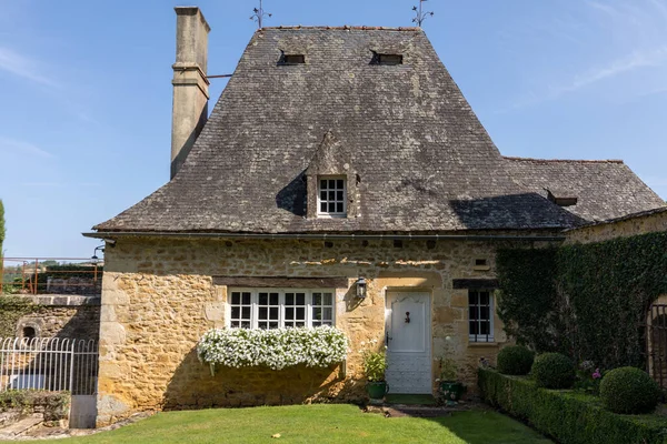 Krásný Starý Kamenný Dům Rozkvetlými Bílými Petúniemi Okně Dordogne Francie — Stock fotografie