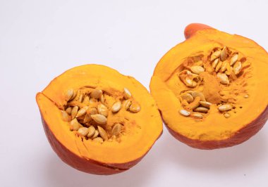 Beyaz arkaplanda izole edilmiş sarı balkabağı sebzesi