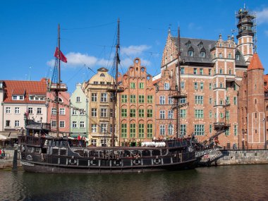 Gdansk, Polonya - 9 Eylül 2020: Eski Gdansk kasabasındaki Motawa Nehri 'ndeki bir yolcu gemisinin kopyası.