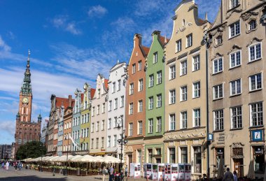 Gdansk, Polonya - 6 Eylül 2020: Long Market 'teki restore edilen Gdansk soylularının cepheleri