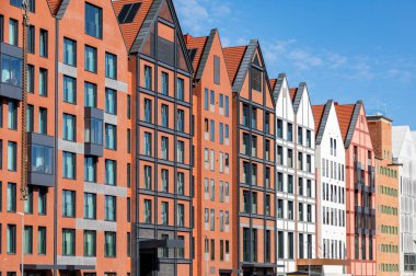 Gdansk, Polonya - 6 Eylül 2020: Eski Gdansk kasabasındaki tahıl ambarlarının modern mimarisi. Polonya