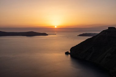 Fira 'dan görüldüğü gibi Santorini üzerinde gün batımı. Cyclades, Yunanistan