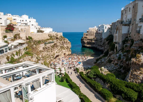 Polignano Italië September 2019 Mensen Ontspannen Zwemmen Het Mooie Strand — Stockfoto