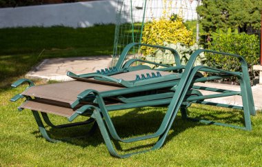 Terasın önündeki bahçede iki tane dinlenme yeri. 