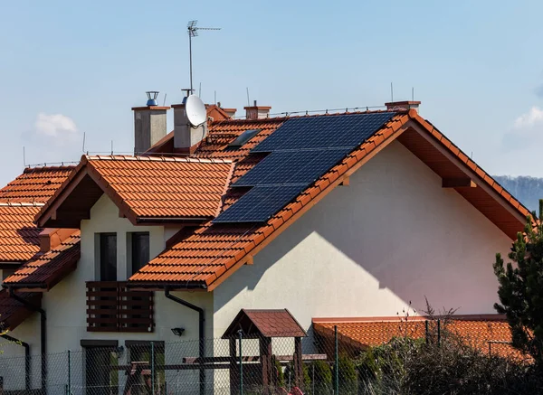 Evin Çatısındaki Güneş Panelleri — Stok fotoğraf