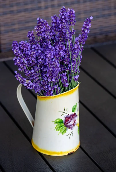 Lavendel Blommor Svart Bord — Stockfoto