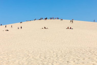 Pilat Kumulu, Fransa - 10 Eylül 2018: Avrupa 'nın en uzun kum tepesi olan Pilat Kumulundaki İnsanlar. La Teste-de-Buch, Arcachon Körfezi, Aquitaine, Fransa 