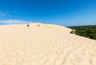 Pilat Kum tepesi, Fransa - 10 Eylül 2018: Avrupa 'nın en uzun kum tepesi olan Pilat Kum tepesinde yürüyen insanlar. La Teste-de-Buch, Arcachon Körfezi, Aquitaine, Fransa 
