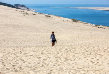 Pilat Kumulu, Fransa - 10 Eylül 2018: Avrupa 'nın en uzun kum tepeciği olan Pilat Kumulundaki Kadın. La Teste-de-Buch, Arcachon Körfezi, Aquitaine, Fransa 