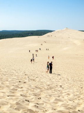Pilat Kumulu, Fransa - 10 Eylül 2018: Avrupa 'nın en uzun kum tepesi olan Pilat Kumulundaki İnsanlar. La Teste-de-Buch, Arcachon Körfezi, Aquitaine, Fransa 