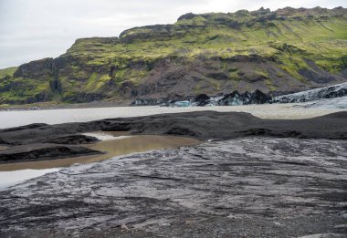 Vatnajokull buzulunun bir parçası olan Svinafellsjokull buzulunun çevresindeki manzara. İzlanda 'daki Skaftafell Ulusal Parkı