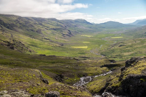 Paysage Volcanique Majestueux Couvert Mousse Dans Les Hautes Terres Islande — Photo