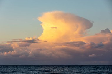Jantar sahilinden güzel bir gün batımı manzarası. Pomerya, Polonya