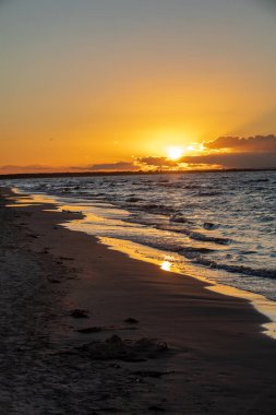 Jantar sahilinden güzel bir gün batımı manzarası. Pomerya, Polonya