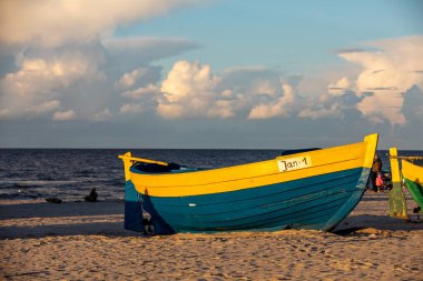 Jantar, Polonya - 7 Eylül 2020: Jantar, Pomerania, Polonya sahilindeki renkli balıkçı tekneleri