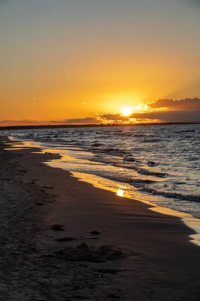 Jantar sahilinden güzel bir gün batımı manzarası. Pomerya, Polonya