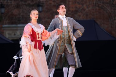 Krakow, Polonya - 25 Temmuz 2021: 22. Cracovia Danza Court Dans Festivali kapsamında Ana Pazar Meydanı 'nda dans gösterisi sırasında sahne alan kostümlü sanatçılar