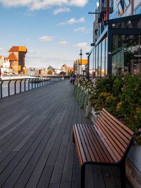 Gdansk, Polonya - 9 Eylül 2020: Gdansk, Eski Şehir - Polonya 'nın Motlawa Nehri kıyısındaki tarihi binalar